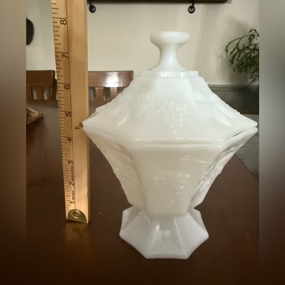 Vintage Anchor Hocking  Milk Glass Pedestal Covered Candy Dish Harvest Grape - Picture 9 of 11